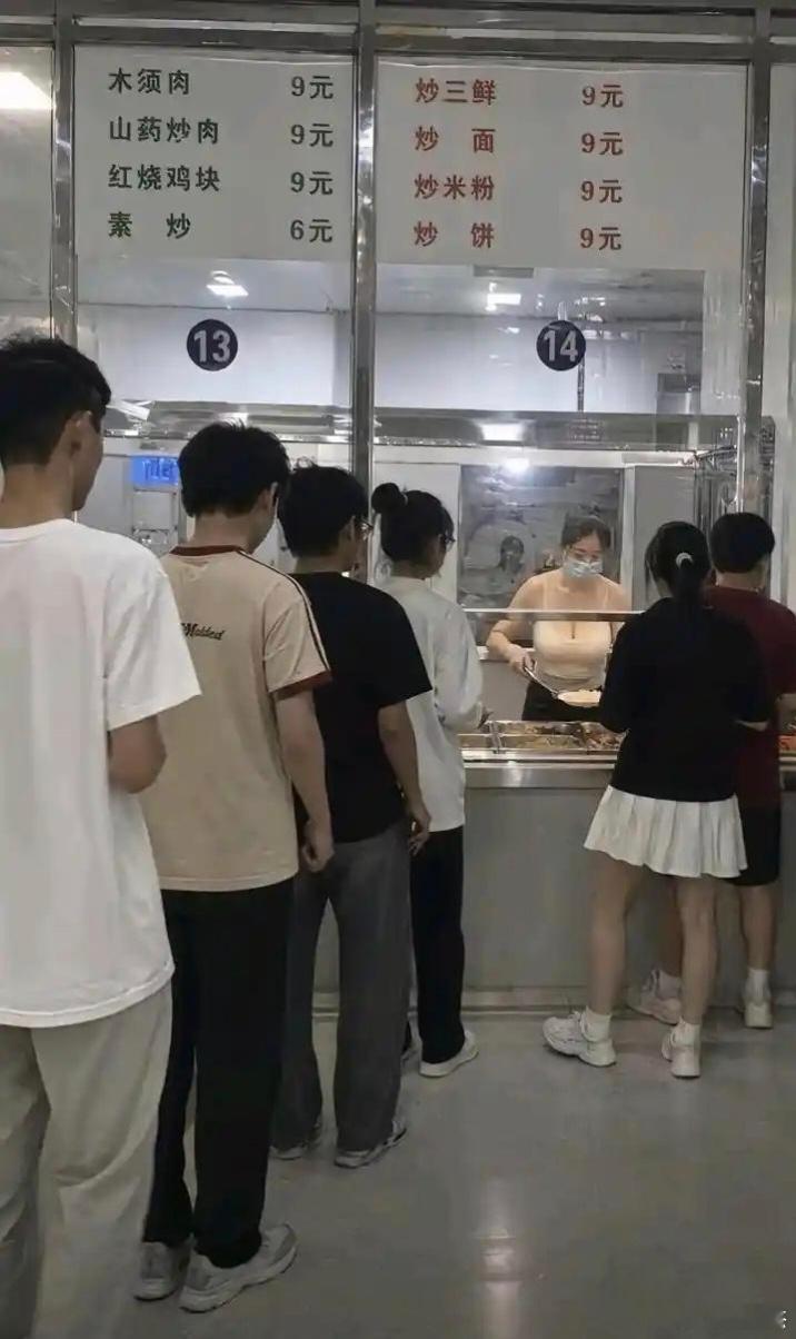 不超过10元，食堂的菜价格不贵吧！