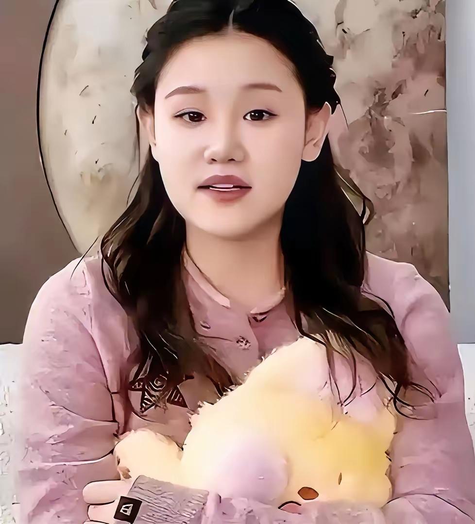 难道就没人发现不对劲吗？张家齐从不提她爸爸，妈妈不说，嘉宾不问，连节目组也从