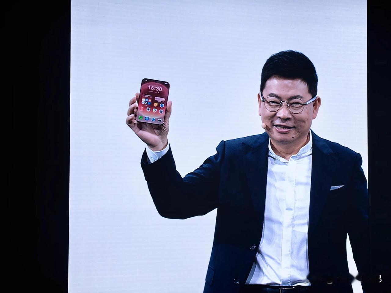 今天发布会的Onemorething，全球首款阔直板华为PuraXV