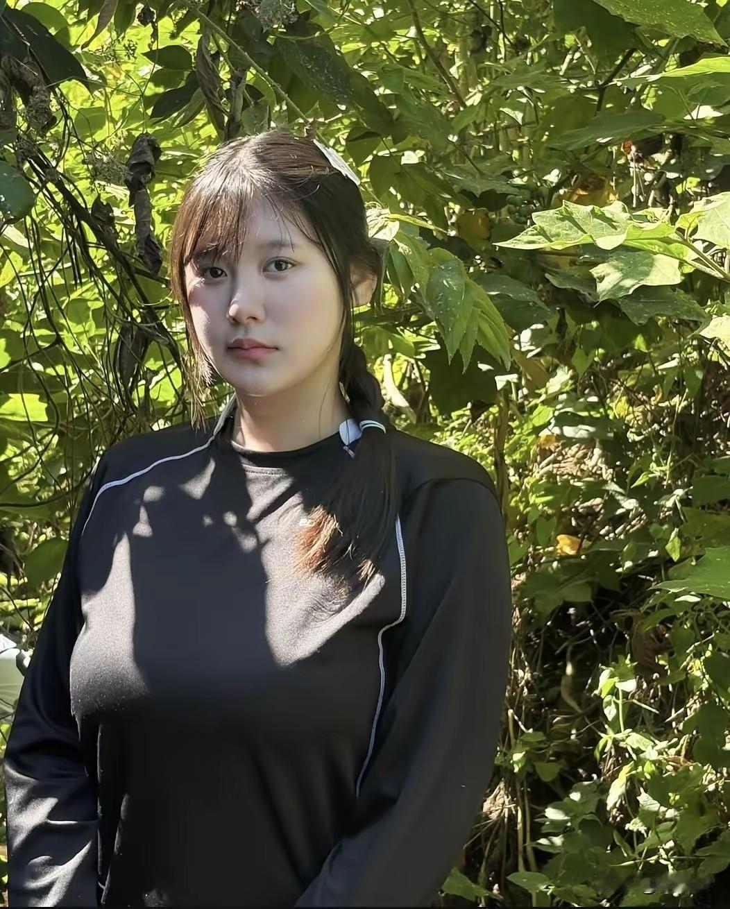 女人在爬山或干农活之时，有那么一瞬间特别美，脸色红瑞不用任何化妆。就是这样的气