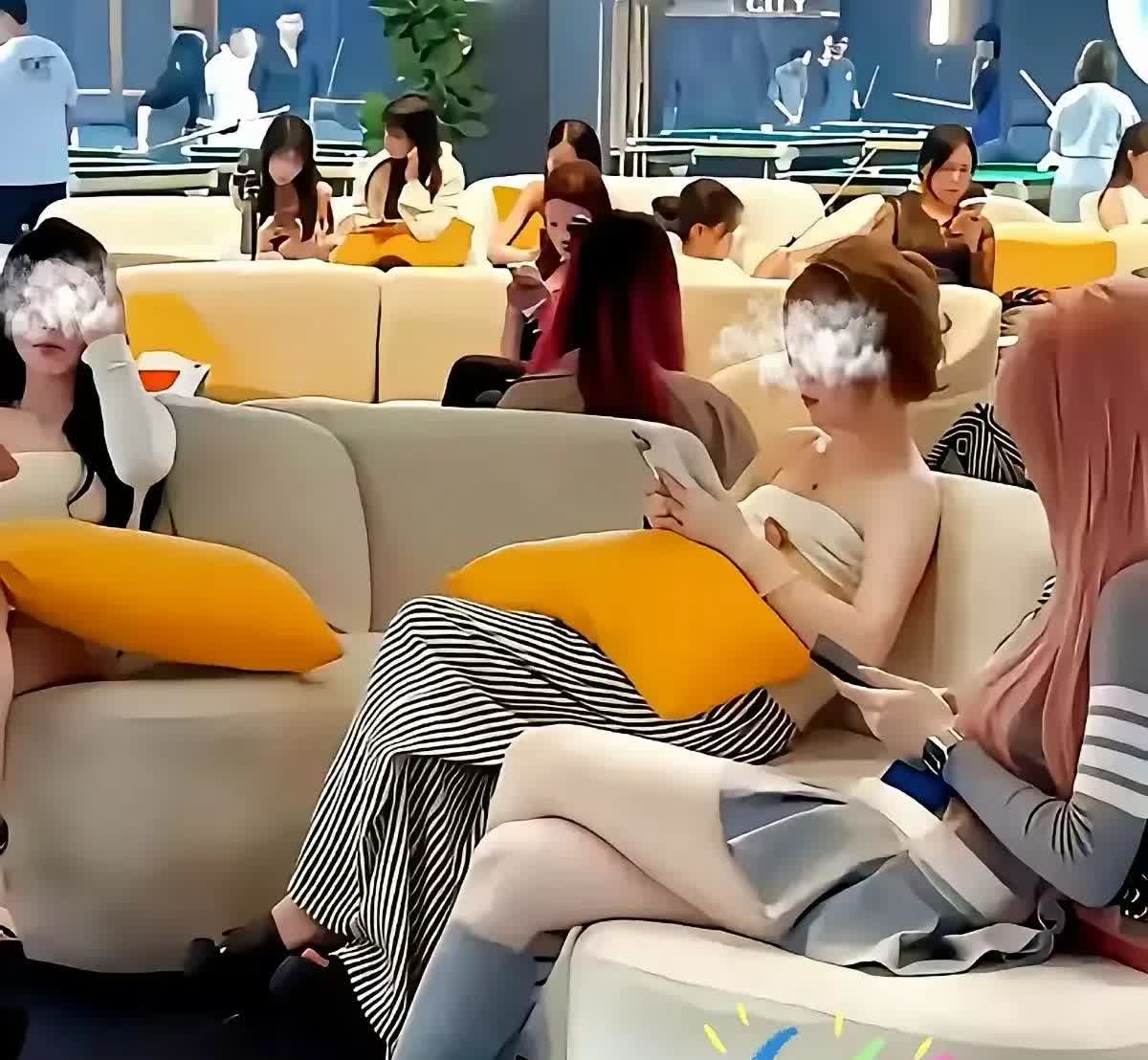 凌晨一点，成都一家台球厅里，天花板的灯光打在球桌上，助教们身穿蓝色工服，安静地站