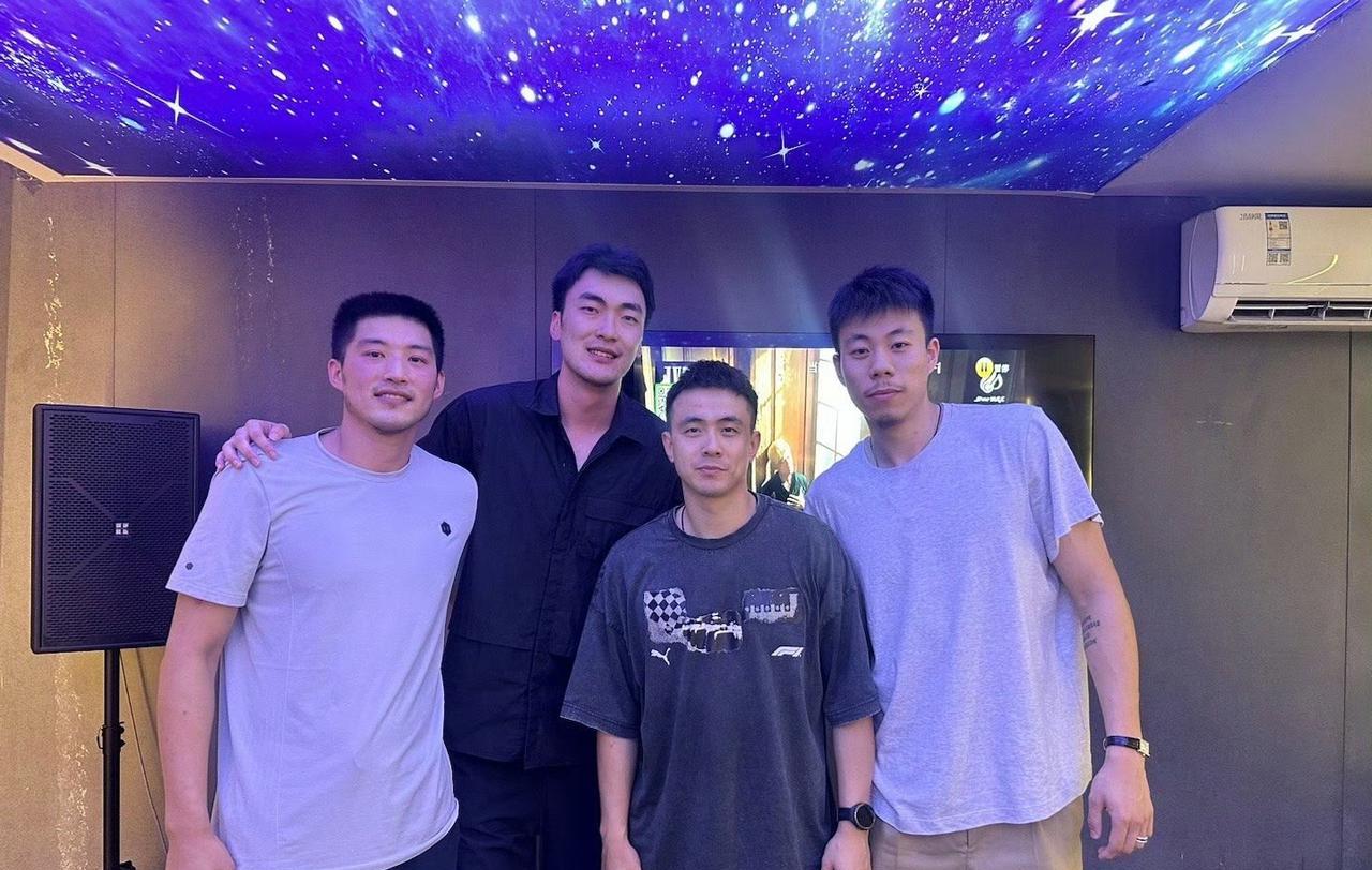 杨鸣重情重义！赵继伟晒出辽宁男篮“散伙饭”合影，并写到：珍惜眼前，活在当下！祝健