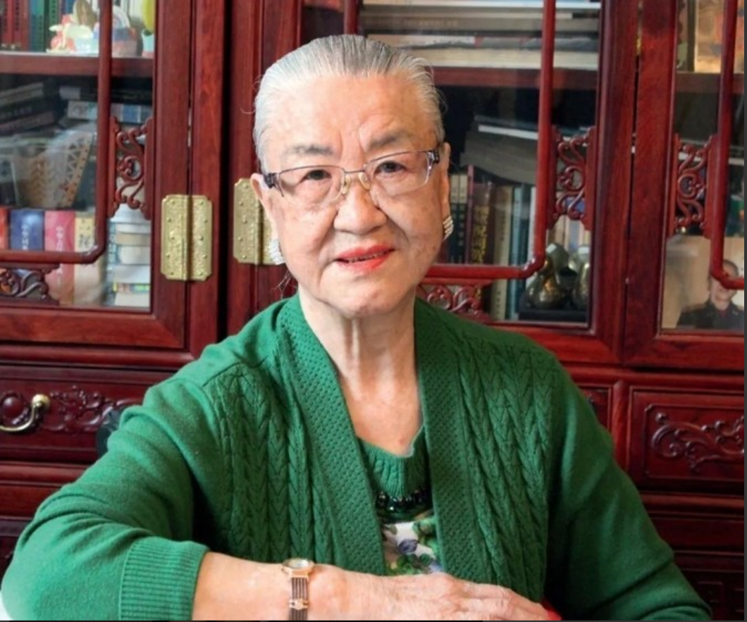1986年，中央一条“高干子弟一律不准经商”，使得原国防部长耿飚的长女，一夜之间