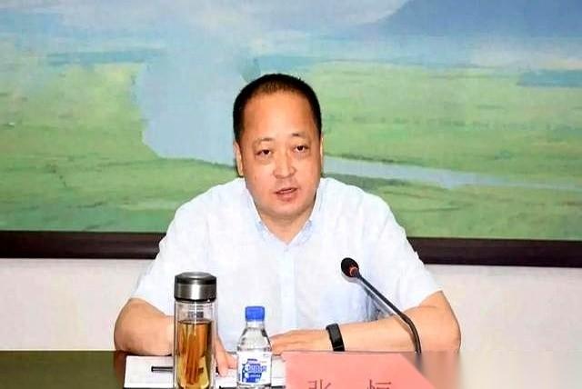 那纸调令下来的时候，他就该知道，游戏结束了。从一个市的“常务副”，管钱管地管人