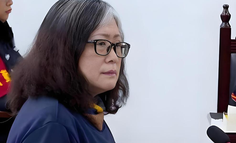 2019年12月15日，云南玉溪，审判席上坐着一对头发花白的夫妻。孙小果母亲孙鹤