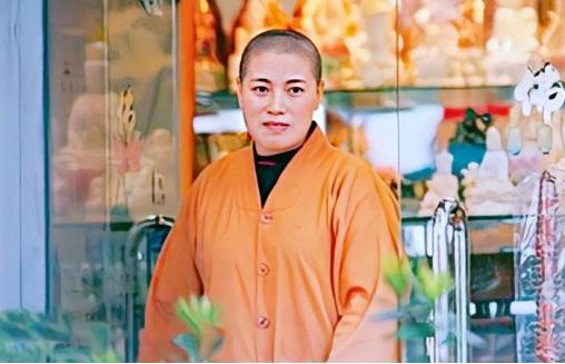 2015年香港，白天，她是吃斋念佛，清心寡欲的尼姑，晚上她就带上假发，穿上黑丝，