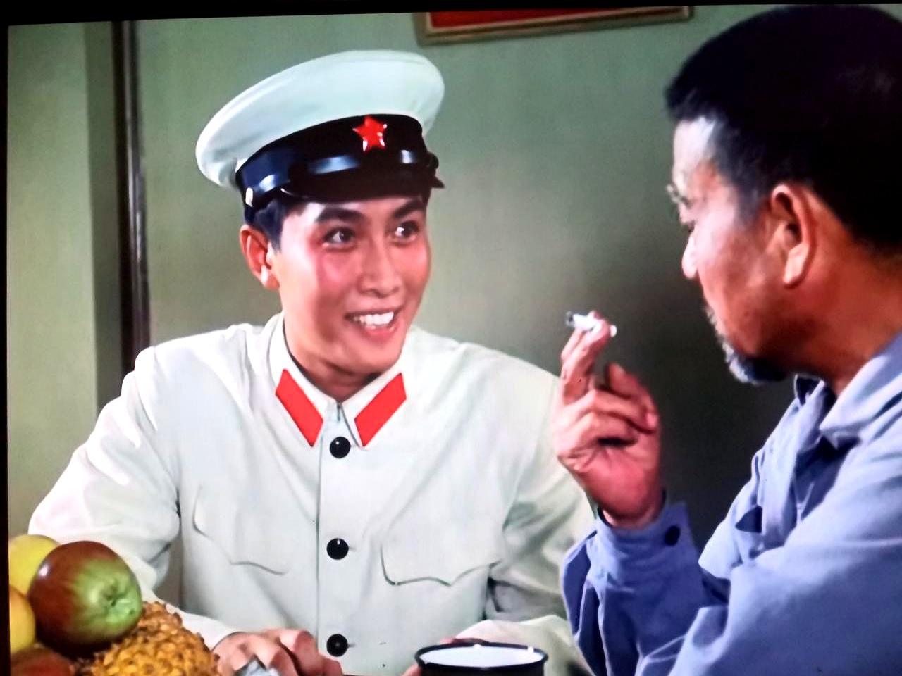 他第一次演主角就炸了军舰。不是特效，是唐国强。1976年，银幕上这个渔民儿