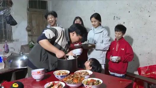 近日，湖南邵阳一名21岁小伙因吐槽父母生育7子，自己靠卖猪肉帮忙抚育6个弟妹压力