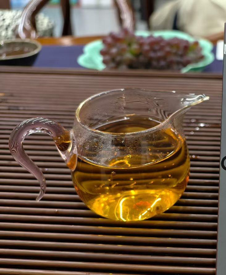 我老公，今年49岁，是一个乡村初中教师，虽然他是一个教师，但我发现，他好像有点害