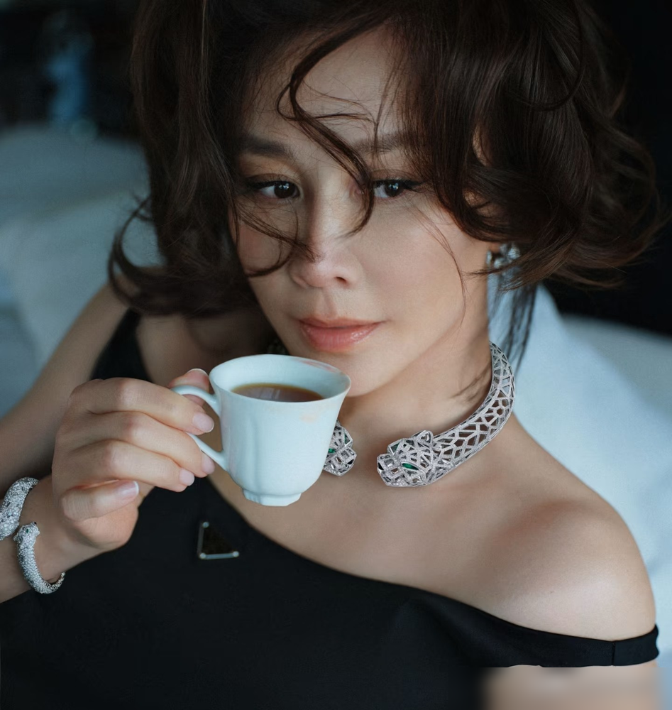 60岁刘嘉玲，一个扣杀把球场干沉默了。国庆假期别人堵在高速上，她在匹克球场。马尾扎得老高，运动背心一