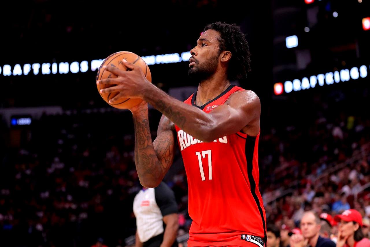 休斯顿火箭的更衣室，正在上演一出冰冷的职场算计。伊森敢在场上无视队友击掌，甚