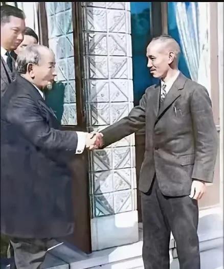 和蒋中正握手的这个小日子是谁？他们在密谋什么？