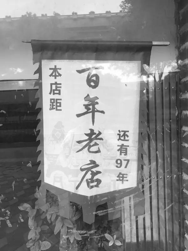 实在难以理解。一副成本仅35元的眼镜，竟能卖到1000多元。我记得东哥曾说，