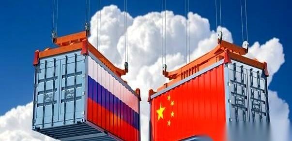 两万六千多项制裁啊！连着砸了三年，本以为能把人活活憋死。结果中方近期轻飘飘几纸