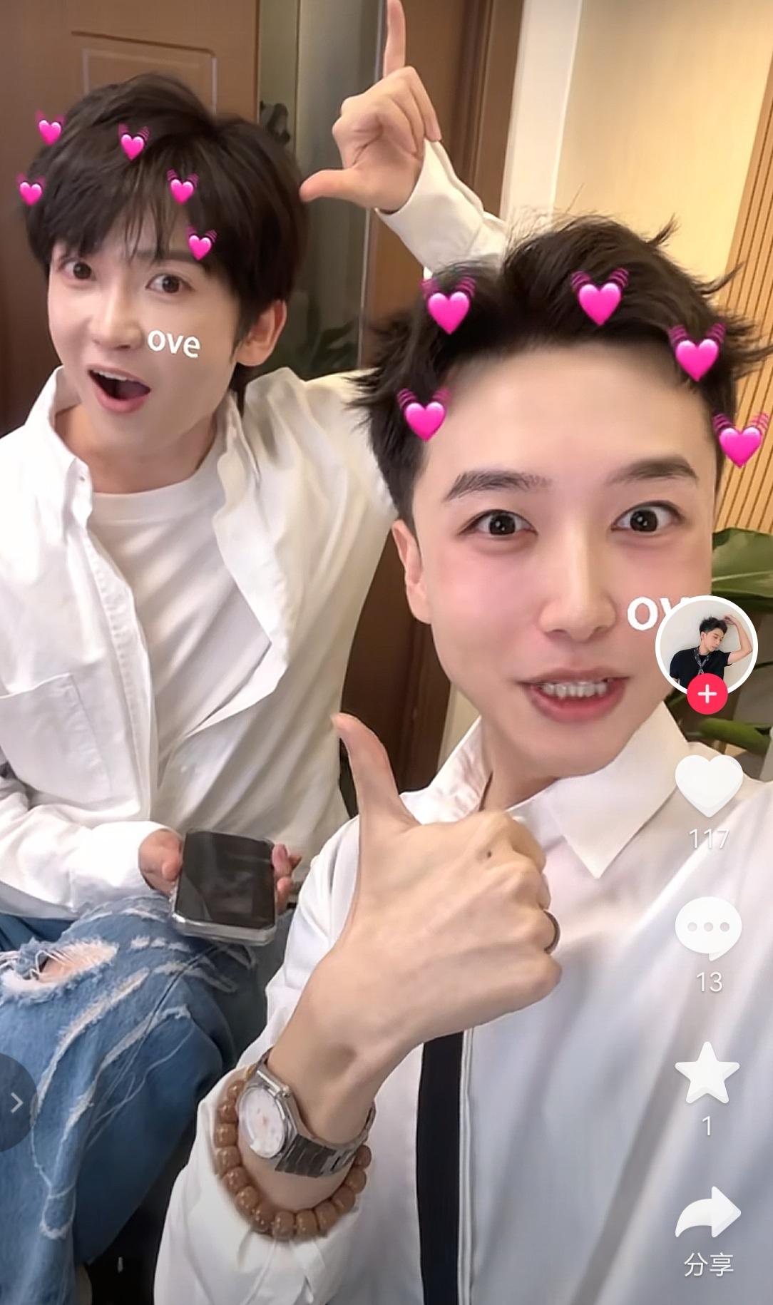 湛蓝团队的肖肖和小沃合体了。小沃在张兰团队呆的时间不长，但他和每个主播相处得都