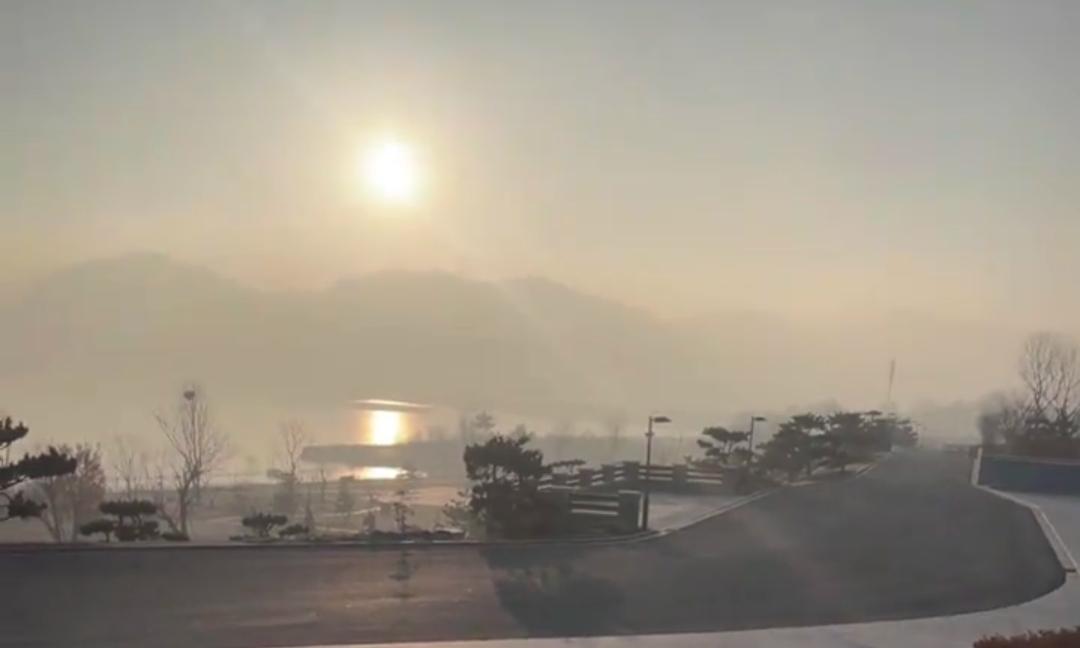 有个网友说，大半年没有夫妻生活了，人管不了，钱管不了，手机看不了，他像单身，她像