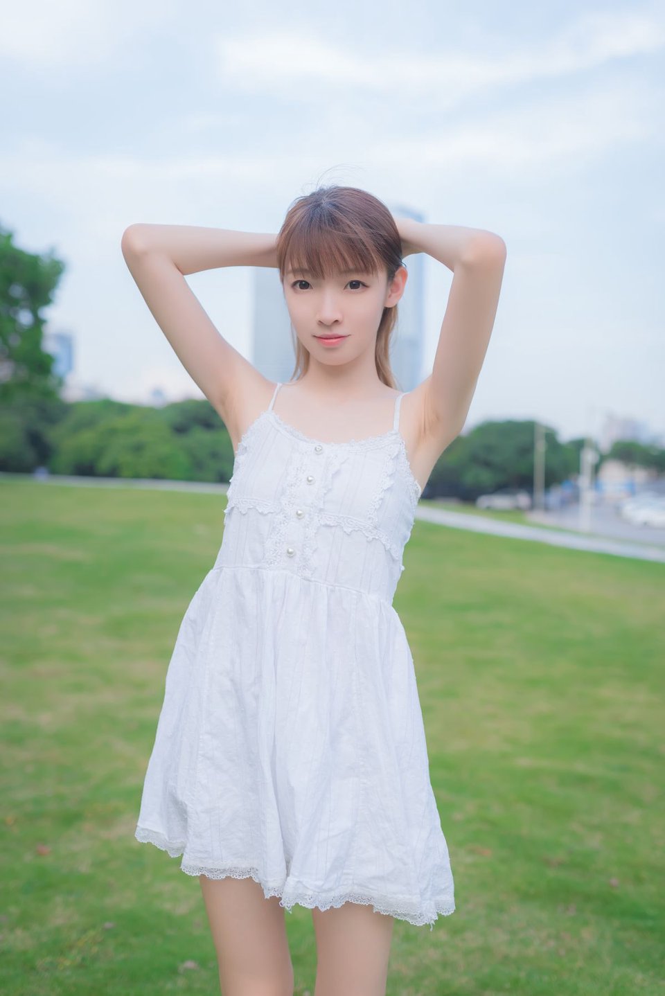 夏日少女心，简单的白色吊带裙怎么穿都不腻，夏日的热情让我不得不选择了