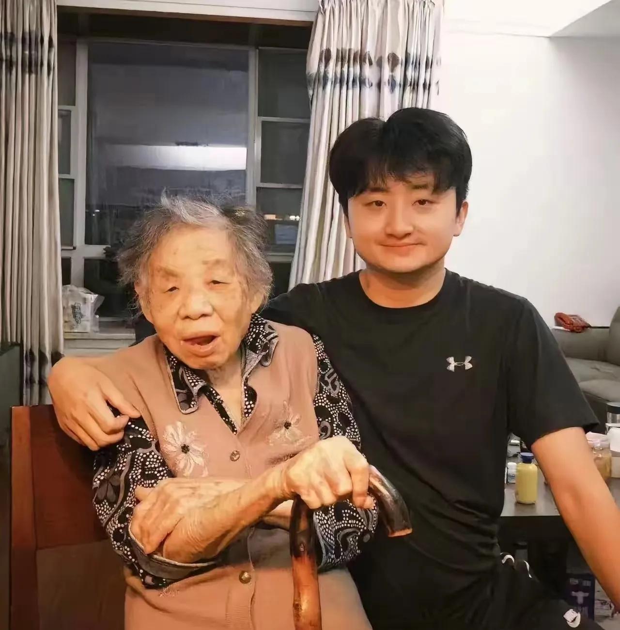 笑死了！一大学生放假在家无所事事，父亲干脆安排他去照顾97岁的奶奶，还按天发工资