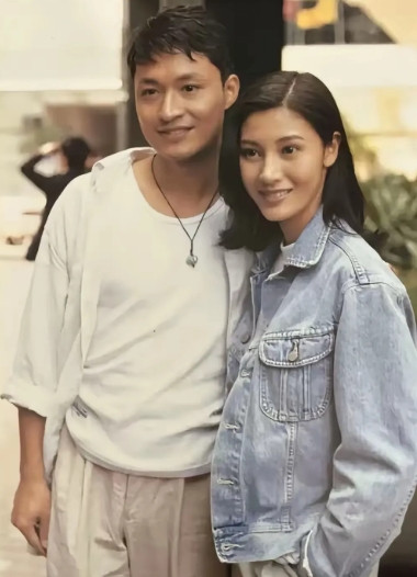 难怪李嘉欣当年爱惨了马景涛，不爱黎明是有原因的，那时的马景涛比黎明还帅，个子也更