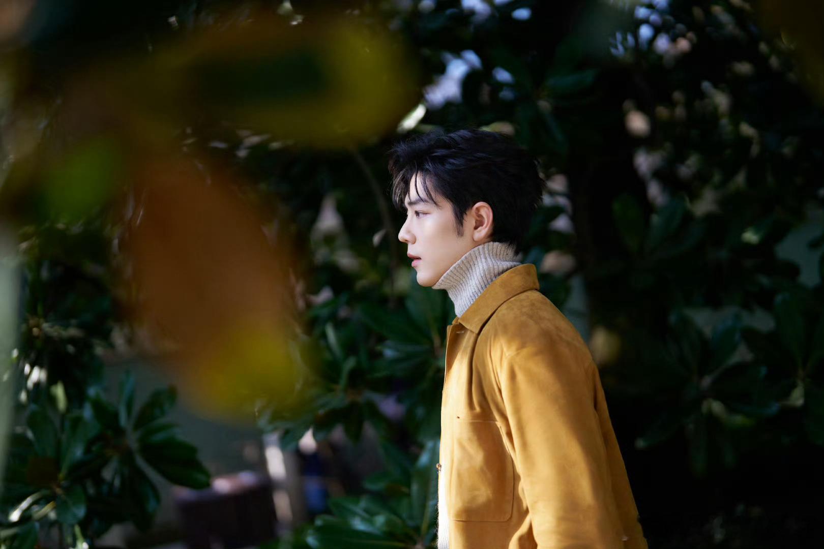 肖战米兰看秀造型肖战米兰时装周TODS大秀造型出图，高领毛衣加亮色小外套～是春天