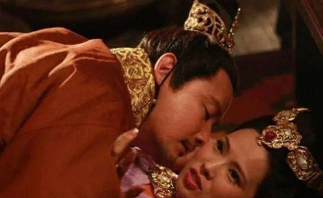 559年，皇帝高洋要庶母尔朱英娥侍寝，抱着她说：“你曾服侍过三任丈夫，多我一个又