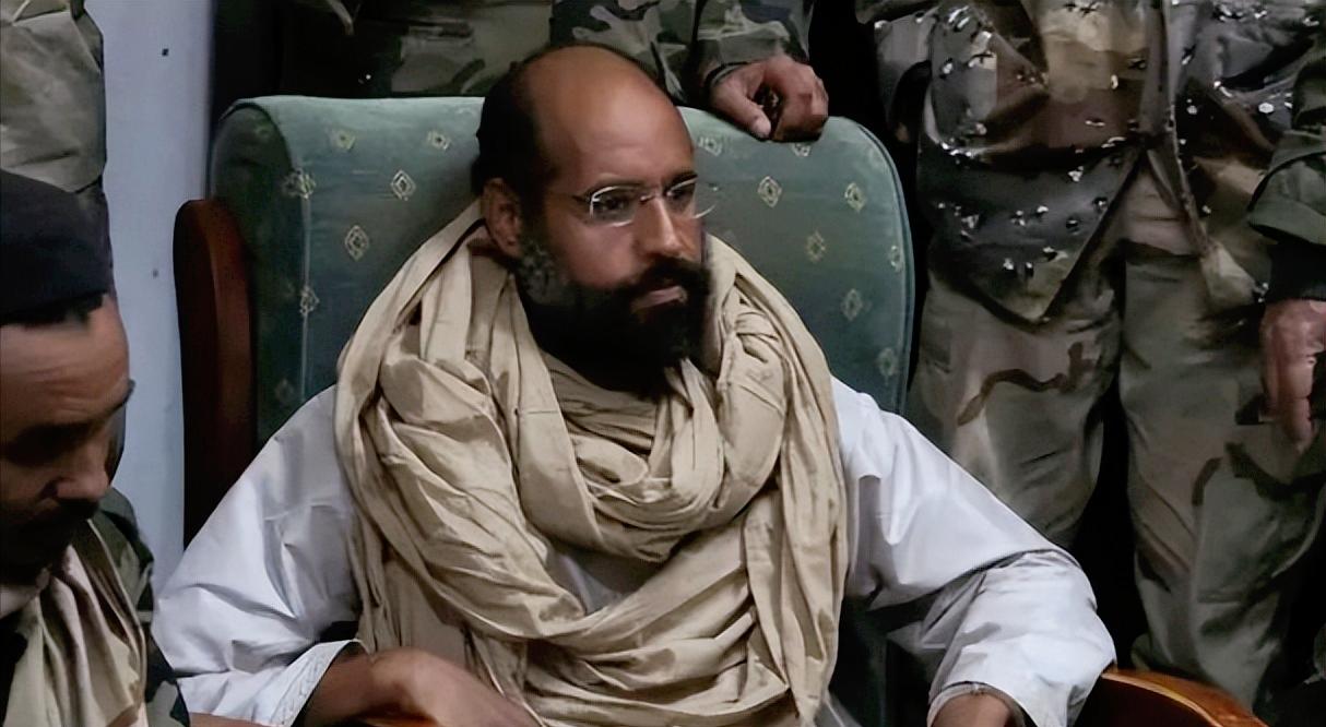 利比亚直接爆出猛料，卡扎菲的二儿子赛义夫在家被蒙面人一枪崩了，诡异的是官方全程装