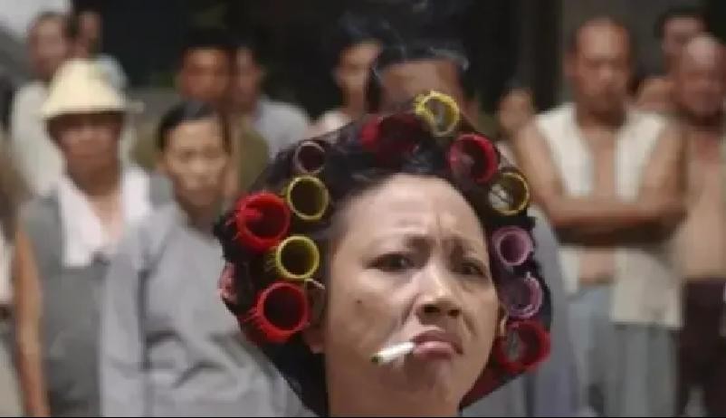 2004年，《功夫》投资1.4亿，“包租婆”元秋叼着一根烟陪师妹试镜，因为等的时间太久，她大吼道：“