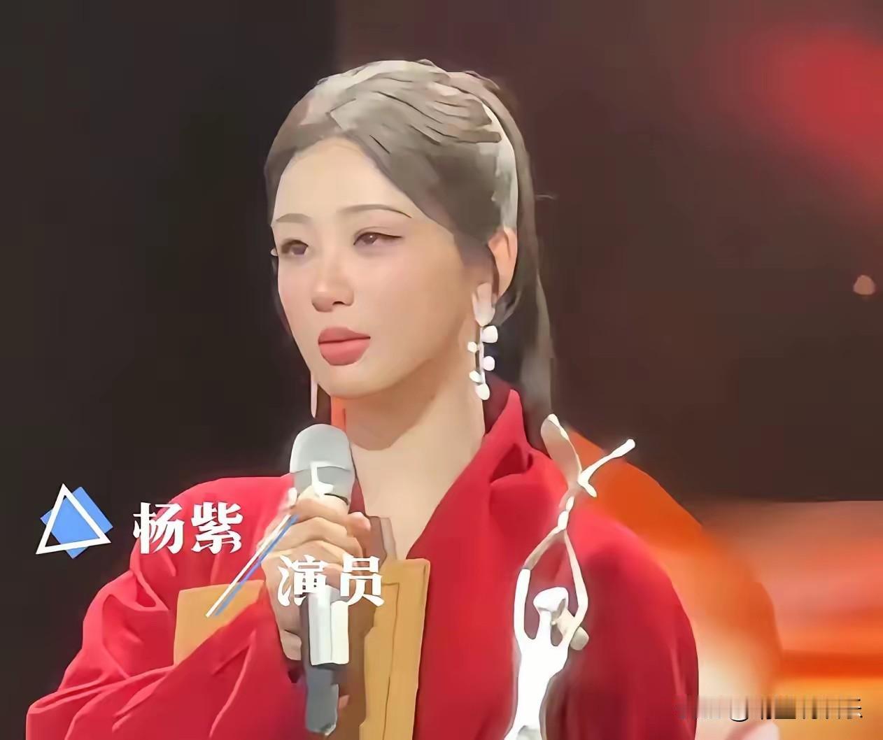 金鹰颁奖礼上的杨紫很不对劲，双眼无神，人看着很懵的样子，脸也肿肿的，最近她的