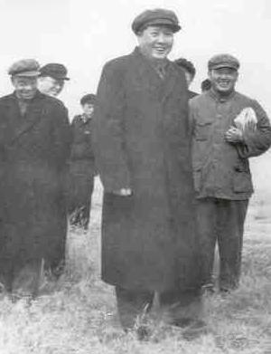 1952年，毛主席视察黄河时，看见一群国民党起义军官正在黄河边搬石头、夯堤土，