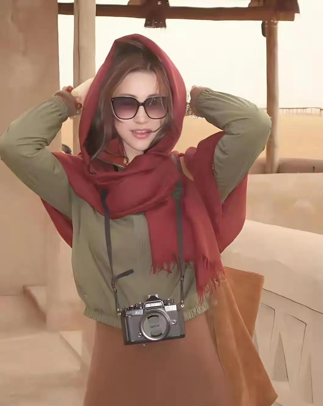 朱珠这旅行穿搭，把“贵气+随性”焊在身上了！酒红围巾一裹自带氛围感，军绿夹
