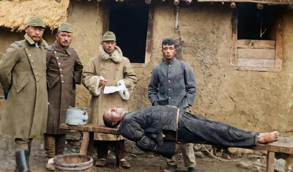 1935年，辽东某地。一名抗联战士被日军绑在长凳上，即将遭受水刑逼供。镜头里