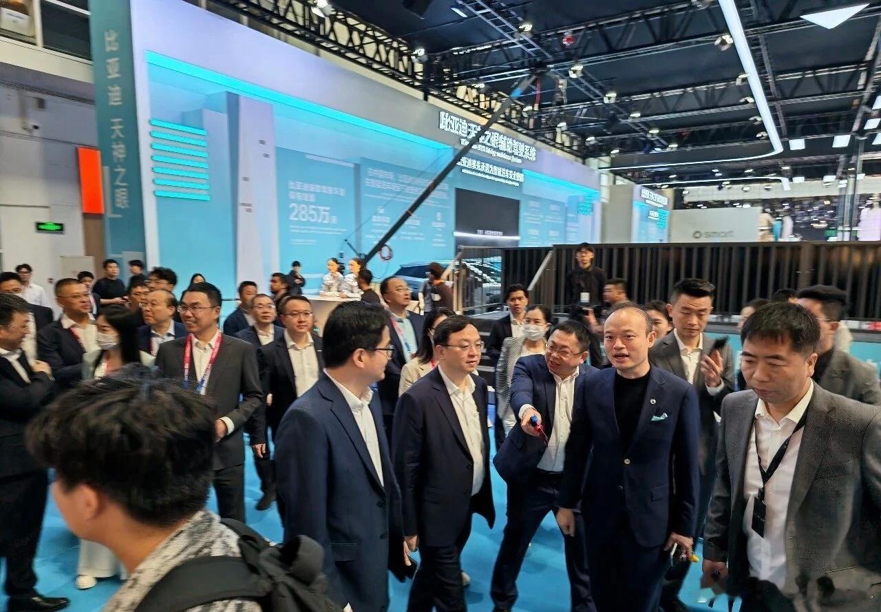 看发布会的一天,排期如下9:40：方程豹全新系列发布会10:20：腾势品牌发布会