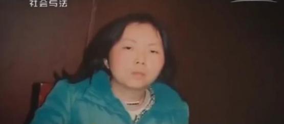 2012年，女教师弯腰想指导男孩画画，男孩却皱着眉头往后退：“老师，你身上有股难