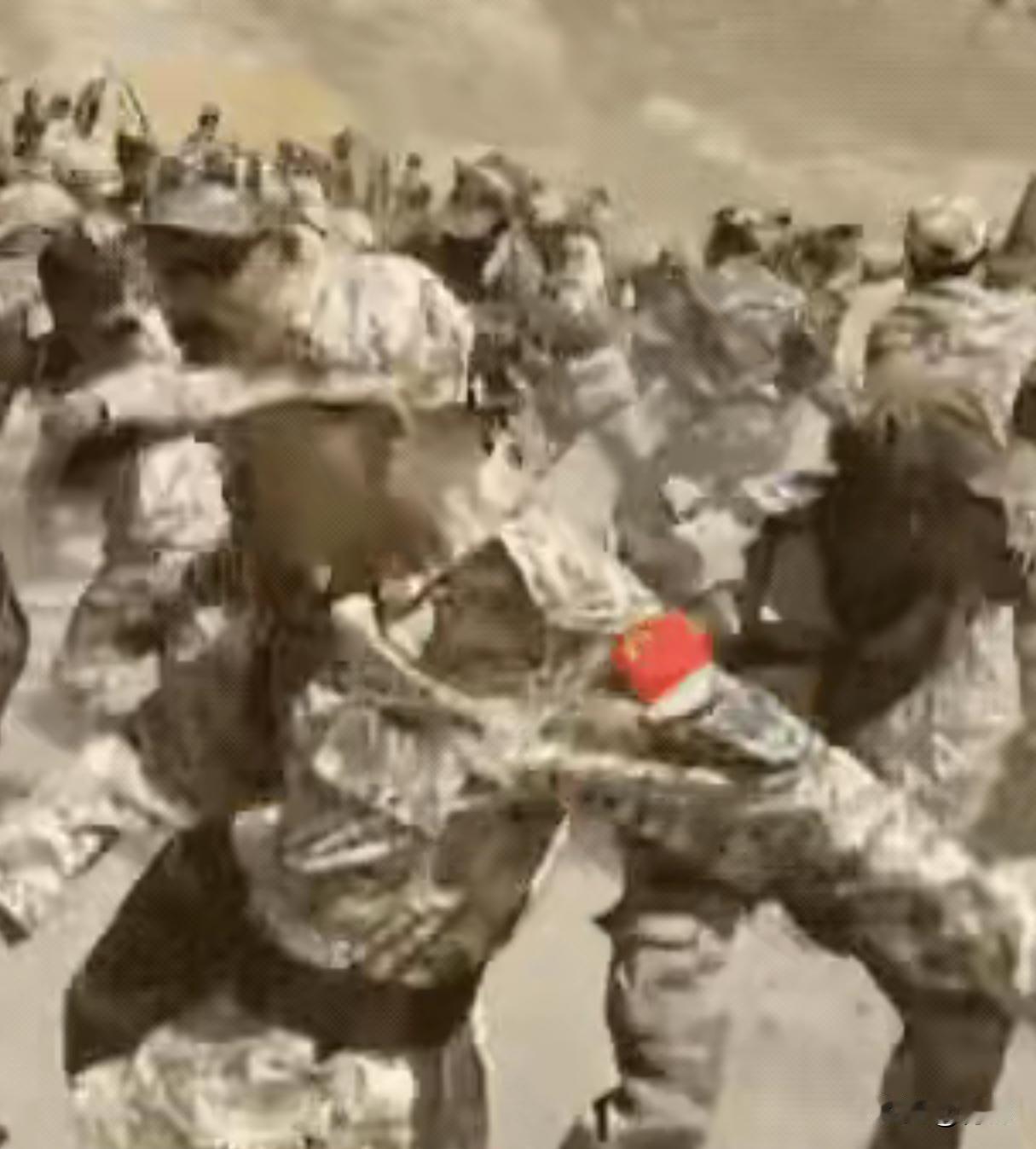 印军奇葩训练:穿上我军军装进行混战这是网上流传的一组图，说是印度边防军高原某部