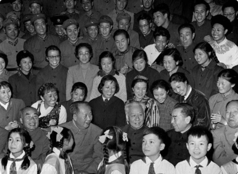 1964年10月16日毛主席接见郭兰英、才旦卓玛等文艺工作人员，照完相，毛主席侧