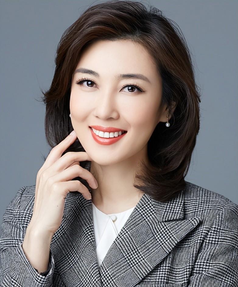 这是央视最有颜值，最有才华，气质最好的一个美女主持人。她温婉大气，优雅知性性