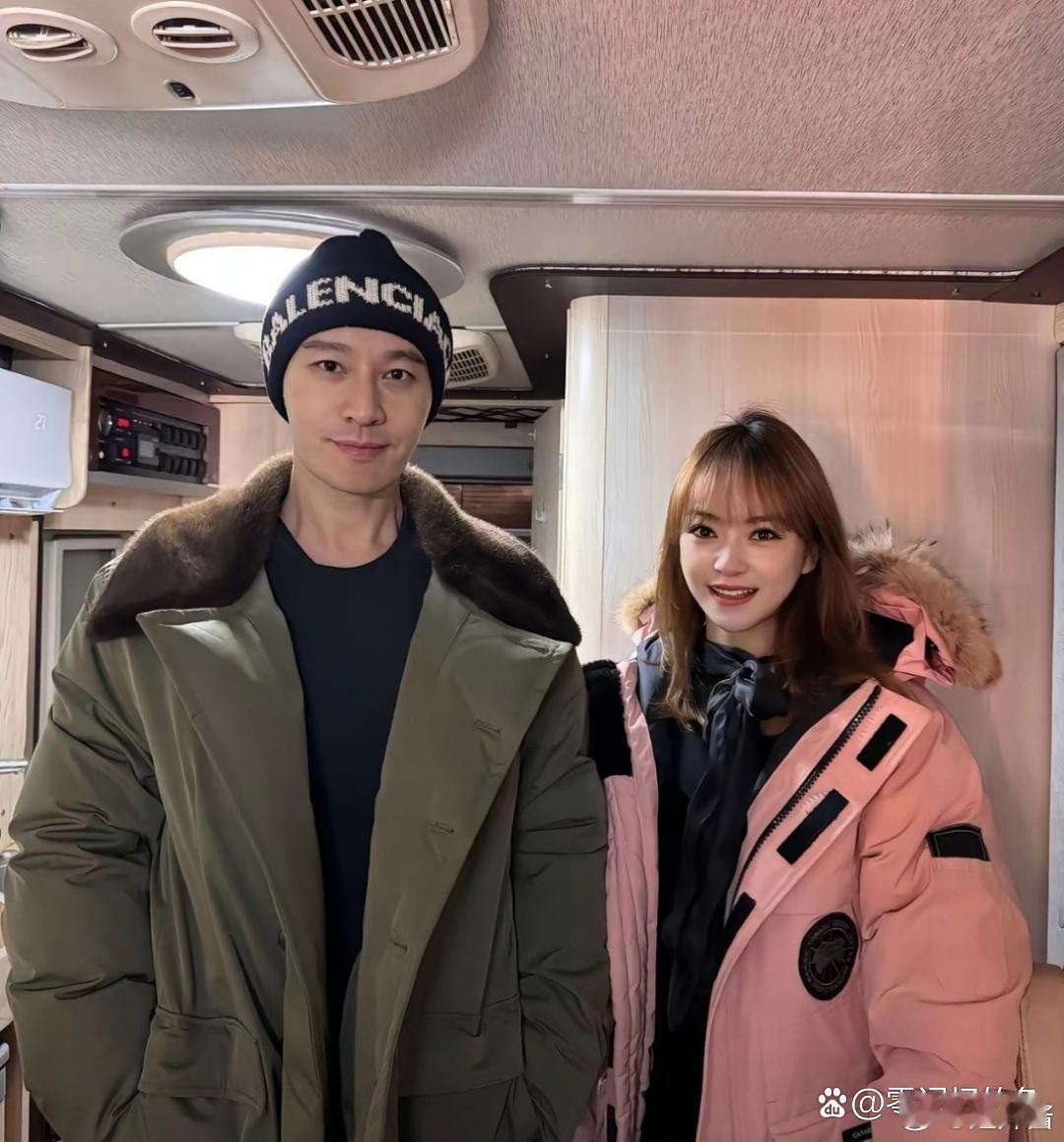 黄晓明旁边的小姐姐好漂亮。