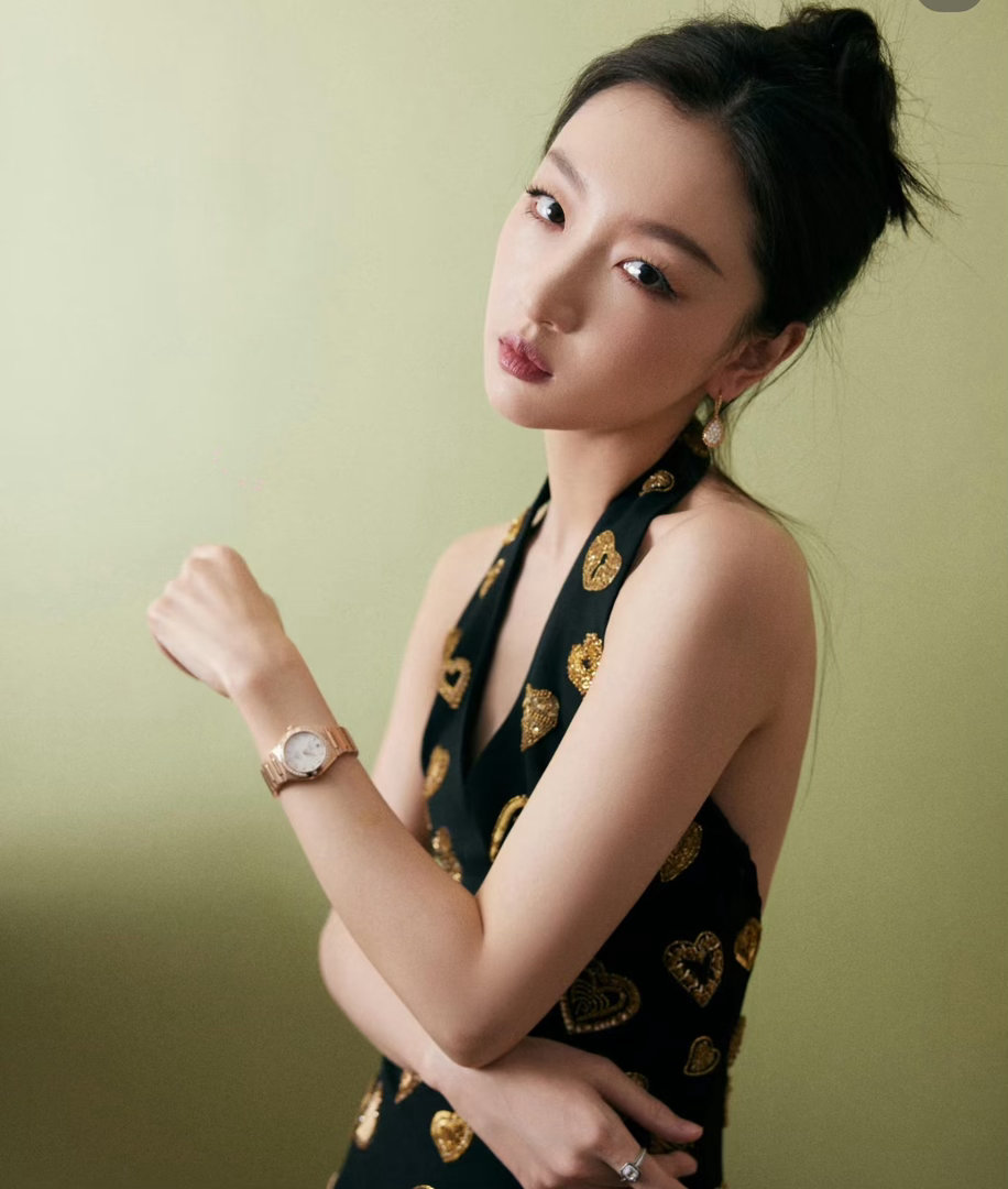 墨镜藏不住周冬雨爱女的眼神周五晚高疯看到旁边的人情绪崩溃，周冬雨没有多问，只是