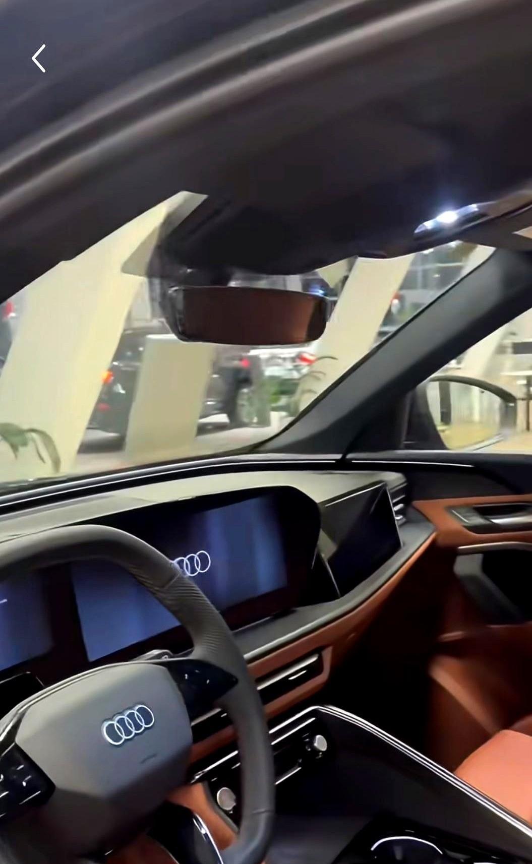 朋友小张上周刚刚提了奔驰GLC260L，星辉银，选了全套AMG线条包，花了52