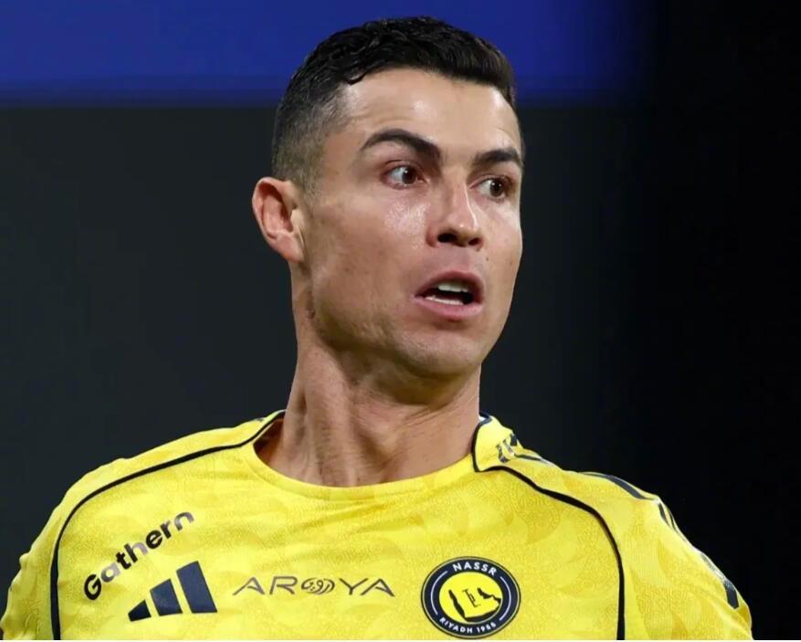 据太阳报报道，C罗日前乘坐6100万英镑豪华专机深夜飞离沙特，在导弹如雨点般落向