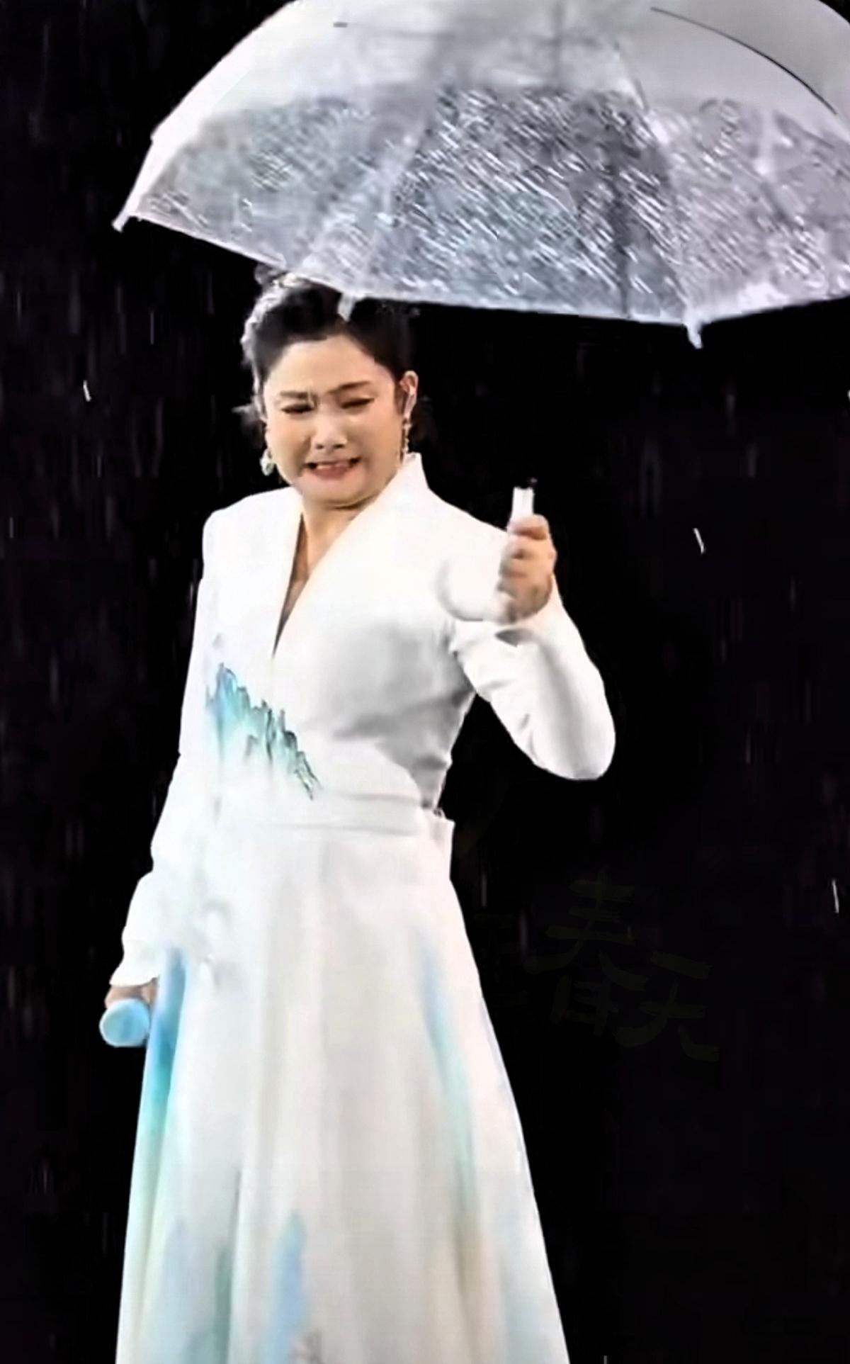 笑死，曾毅现在是越来越飘了！谁能想到，平时在舞台上话不多、稳得像定海神针的他，居