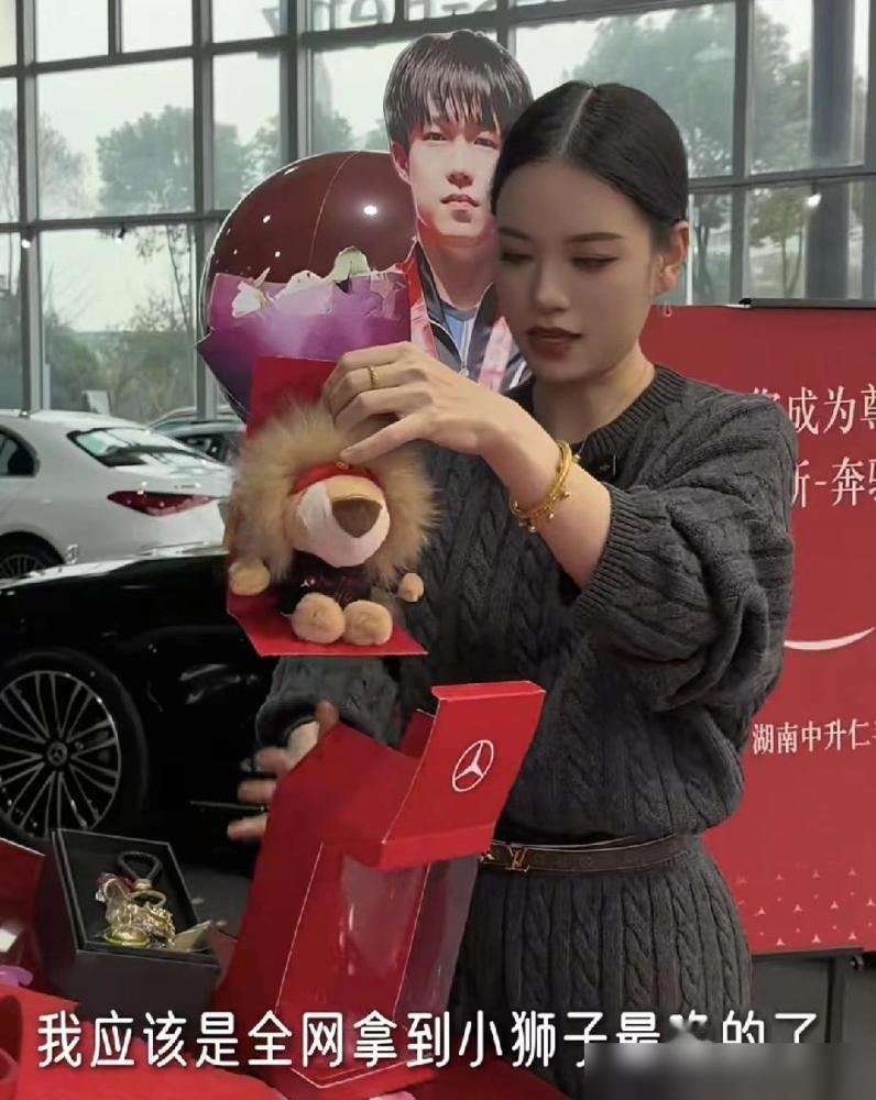 这一身麒麟配LV的富婆，提台奔驰限量版竟然只是为了那两笔亲签，真是开了眼了。