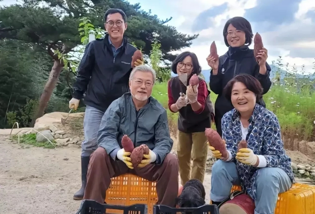 文在寅公开向国民道歉的背后，绝非亡羊补牢这么简单！两年多来在文山村开书店种土