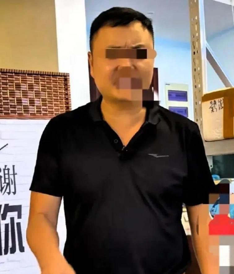 云南昆明一对夫妻闹离婚，让民政局里围观的群众大跌眼镜。丈夫月薪一万多，妻子却硬要