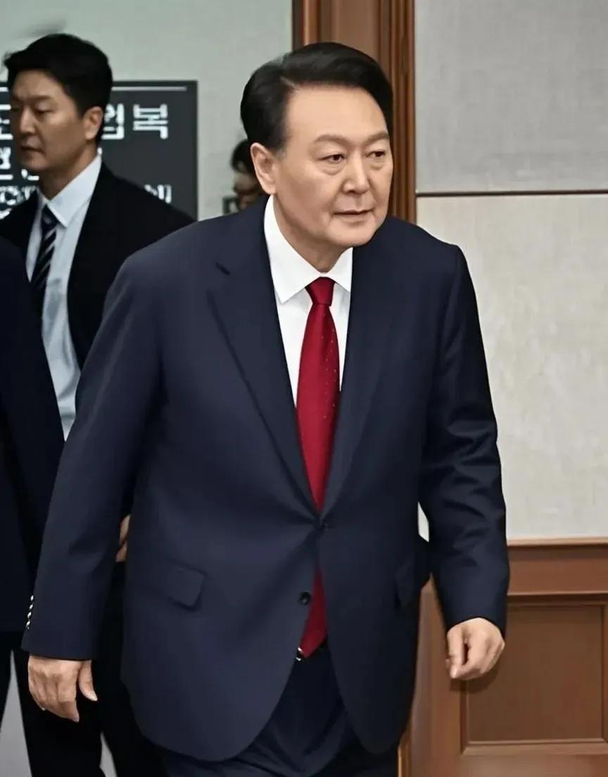 就在刚刚韩国刚刚宣布了8月1日，僵持140分钟，尹锡悦拘捕现场曝光
