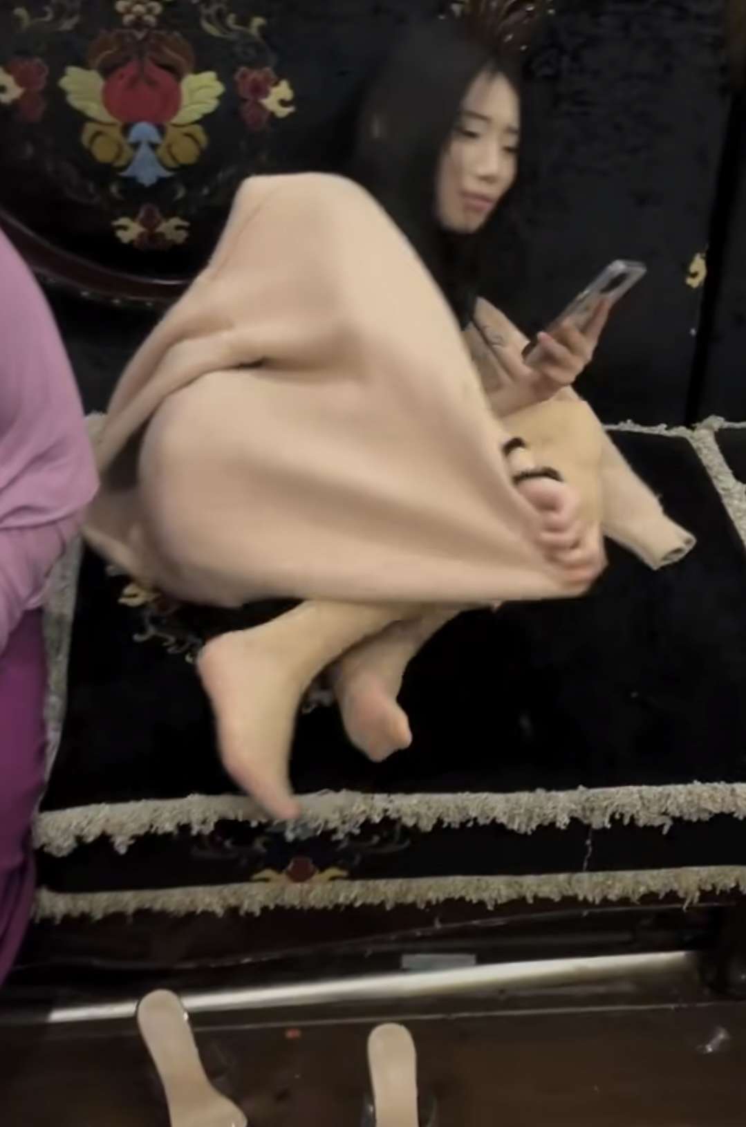 是不是喜欢我我看她一眼她就转过去了