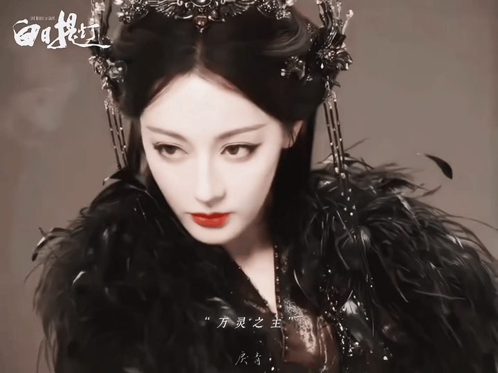 迪丽热巴魏哲鸣搭档新剧两个人站一起，画面就有一种平衡的美。浓颜不打架，光影不抢