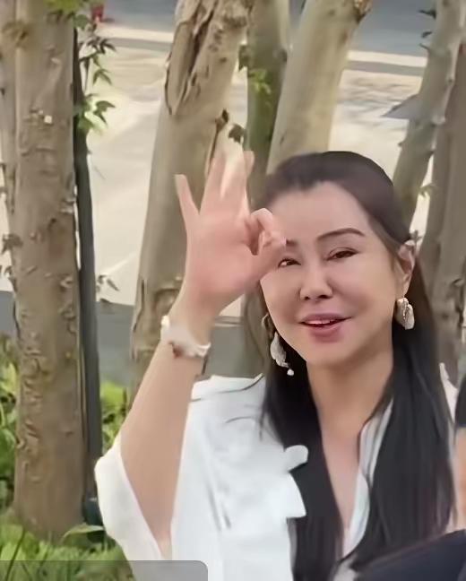 妈呀这位是谁，曾经的弟一女神，怎么把自己搞成这样了，都认不出来了，太难认了，你能