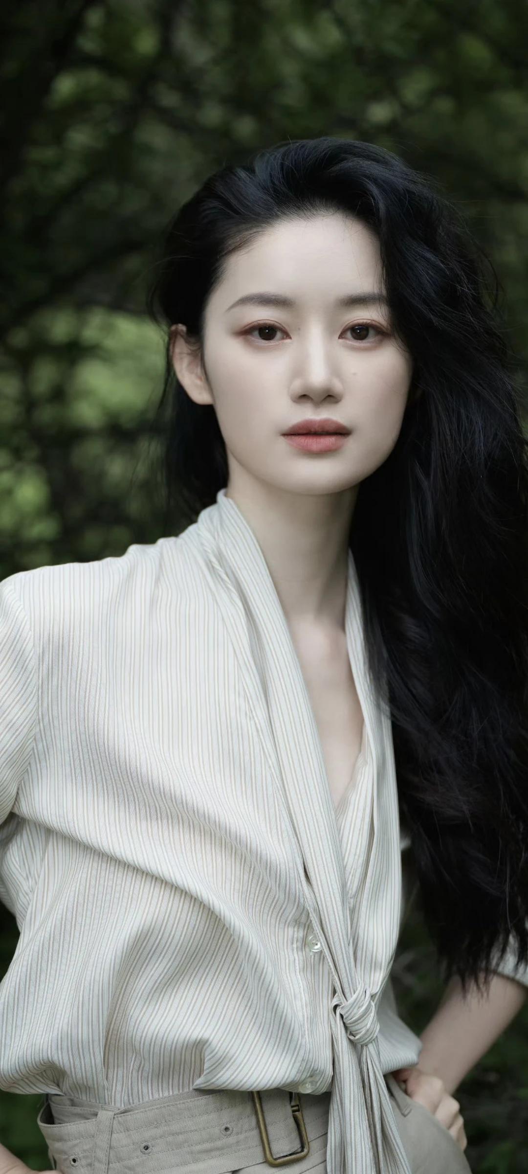郭晓婷的户外穿搭真好看，条纹衬衫配卡其色半裙，文艺范儿和自然环境特别搭。晒图笔
