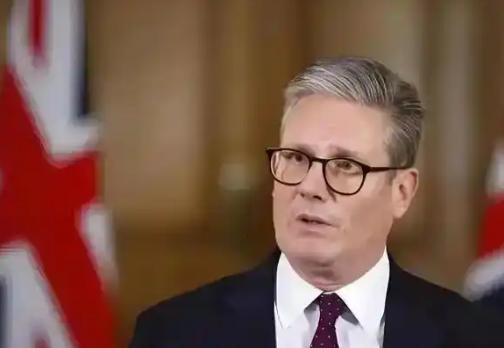 美国刚刚对霍尔木兹海峡下达封锁令，英国首相斯塔默就公开拒绝加入，还撂下一句足以载